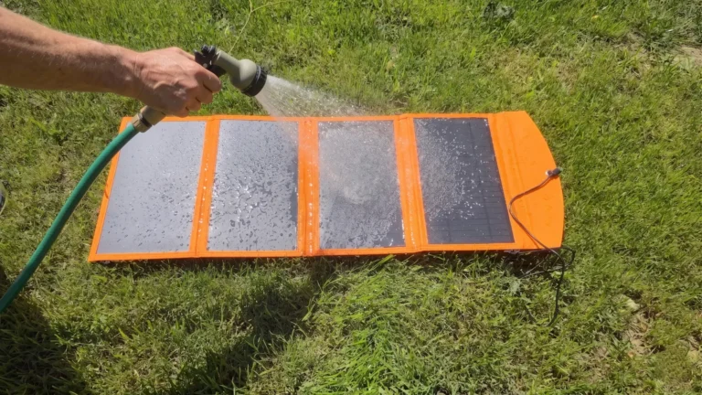 Zátěžový test: Skládací solární panel z&nbsp;Actionu za 499&nbsp;Kč&nbsp;jsem nechal 5 hodin pražit ve 40&nbsp;°C, pak zalil vodou