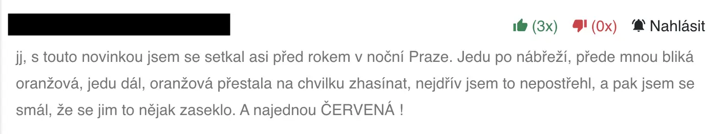 Screenshot diskuze řidiče, který se v noční Praze setkal se semaforem bez zelené a zpočátku si myslel, že je porouchaný.