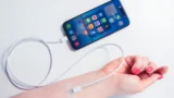Reverzní nabíjení bez powerbanky i&nbsp;nabíječky: Šťávu doplníte kdekoliv, funguje to ale jen u&nbsp;některých modelů