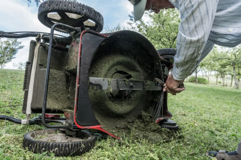 Nejhorší aku sekačky pro jaro 2026: Bosch zklamal omezenými funkcemi, Greenworks výdrží. Známe alternativy