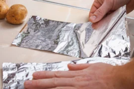 Někteří Češi obalují v&nbsp;roce 2026 zásuvky alobalem: Lesklá strana nahoru pomáhá, respondentky doporučují pečicí papír