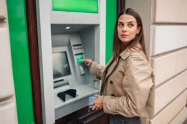 Okradení Češi zjistili problém až u&nbsp;bankomatu. PČR varuje před novým podvodem. Zavolá vám „banka“