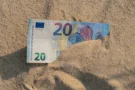 Do oběhu se dostaly vzácné kusy 20eurových bankovek. Sběratelé shání i&nbsp;některé české, dostanete i&nbsp;100 tisíc Kč