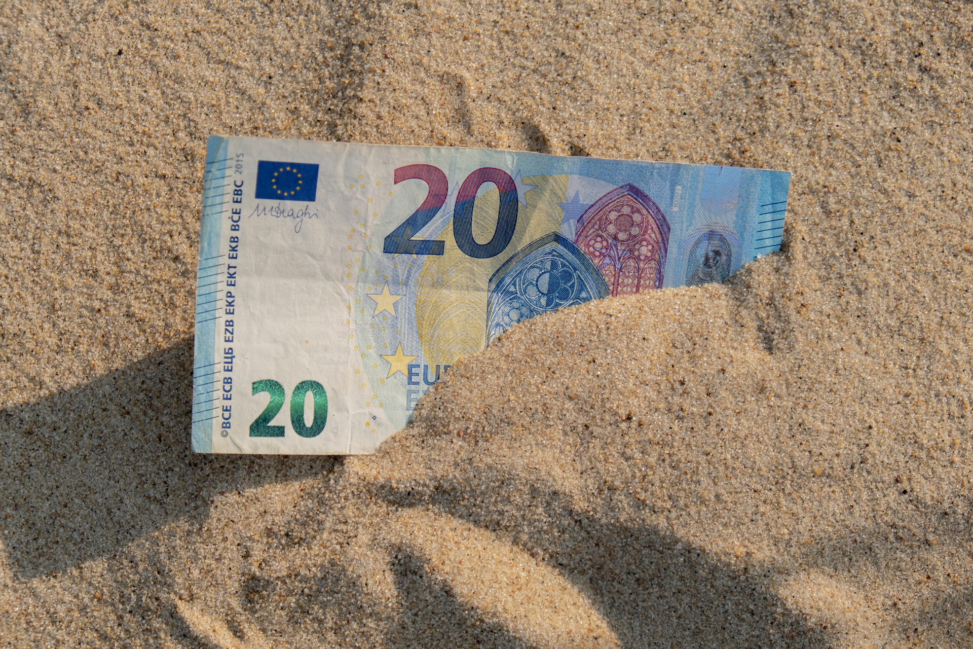 Do oběhu se dostaly vzácné kusy 20eurových bankovek. Sběratelé shání i&nbsp;některé české, dostanete i&nbsp;100 tisíc Kč