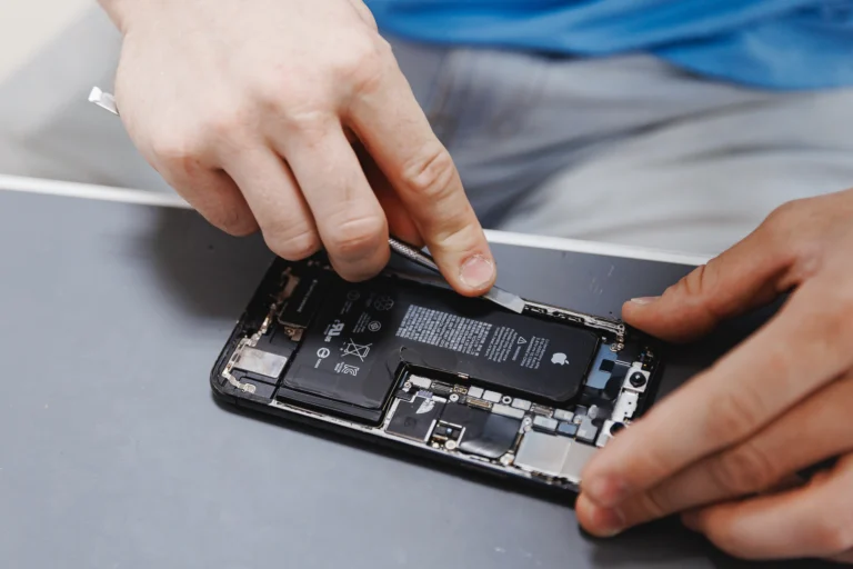 Velká změna mobilů od roku 2027: Baterii vyměníte doma, lepené záda u&nbsp;většiny značek končí. Apple i&nbsp;Google chtějí vyklouznout