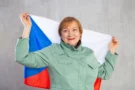 Čeští senioři mají důvod se radovat. Poplatky za ČT a&nbsp;ČRo pro ně zdá se skončí. Vládní návrh má ale podmínky