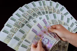Máte 300 tisíc na spořáku? Už jste za zenitem. Dnes se víc vyplatí dluhopisy republiky, říkají experti
