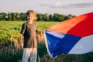„Školní prázdniny byly vymyšlené pro dětskou práci na poli, dnes nedávají smysl,“ řeší Češi na sítích. Souhlasíte?