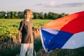 „Školní prázdniny byly vymyšlené pro dětskou práci na poli, dnes nedávají smysl,“ řeší Češi na sítích. Souhlasíte?