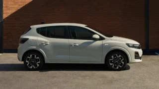 Nejlevnější nové auto 2026? Dacia blázní, dostanete se pod 300&nbsp;000&nbsp;za nový model Sandero. Srovnali jsme to s&nbsp;konkurencí