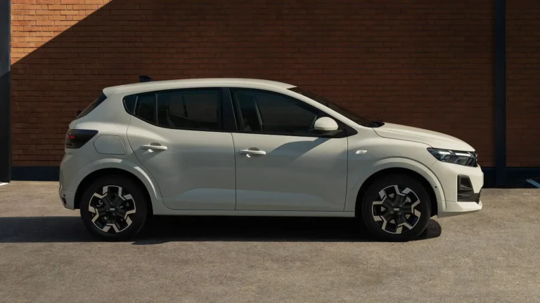 Nejlevnější nové auto 2026? Dacia blázní, dostanete se pod 300&nbsp;000&nbsp;za nový model Sandero. Srovnali jsme to s&nbsp;konkurencí