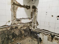 „Sprchový kout jsem vyboural,“ říká čím dál víc Čechů. Nasazují walk-in, pozor ale i&nbsp;na nevýhody