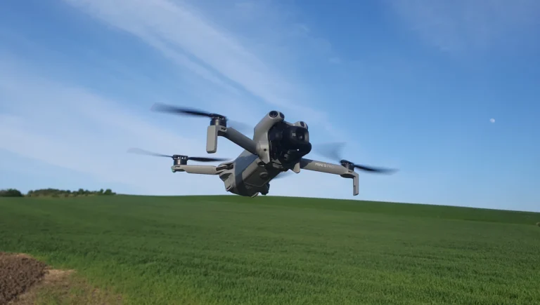 Otestoval jsem nový dron DJI za skoro 30&nbsp;000&nbsp;Kč: Čekal jsem dražší hračku, dostal jsem profi nástroj