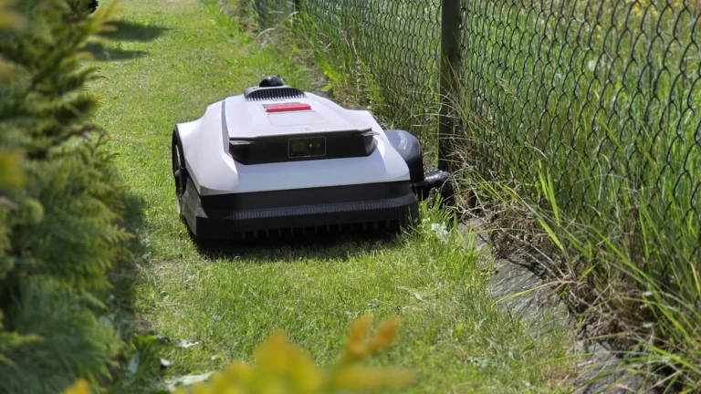 Robotická sekačka Ecovacs Goat A1600&nbsp;(Test): Na zahradě jezdila měsíc, na dráty v&nbsp;zemi zapomeňte