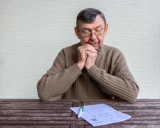 Změny pro Čechy odebírající elektřinu od ČEZ: Budou převedeni do jiné firmy. Distributor uklidňuje, i&nbsp;varuje před podvody