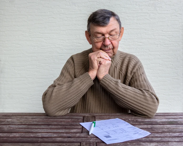 Změny pro Čechy odebírající elektřinu od ČEZ: Budou převedeni do jiné firmy. Distributor uklidňuje, i&nbsp;varuje před podvody