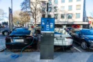 Konec elektromobilů? Stellantis, Mercedes i&nbsp;TotalEnergies otočili plány, ale čísla z&nbsp;EU mluví o&nbsp;růstu