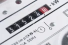 Žrouti elektřiny v&nbsp;bytě: Češi viní pračku, ale vede tichý spotřebič  za 9&nbsp;000&nbsp;Kč&nbsp;ročně. Podívejte se i&nbsp;do sklepa