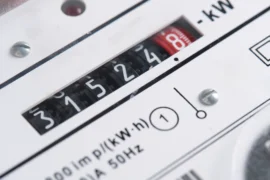 Žrouti elektřiny v&nbsp;bytě: Češi viní pračku, ale vede tichý spotřebič  za 9&nbsp;000&nbsp;Kč&nbsp;ročně. Podívejte se i&nbsp;do sklepa
