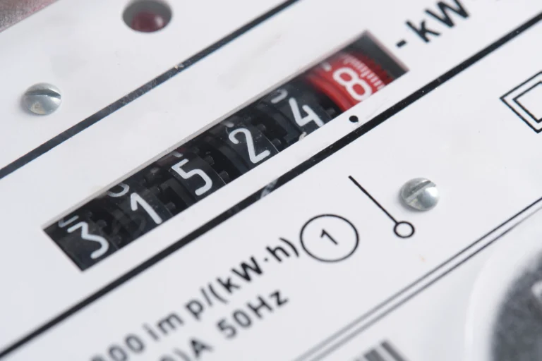 Žrouti elektřiny v&nbsp;bytě: Češi viní pračku, ale vede tichý spotřebič  za 9&nbsp;000&nbsp;Kč&nbsp;ročně. Podívejte se i&nbsp;do sklepa