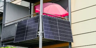 Lidl v&nbsp;Německu mění trh s&nbsp;fotovoltaikou: Panel strčíte do zásuvky, stojí pod 10&nbsp;000&nbsp;Kč. V&nbsp;ČR ale pozor