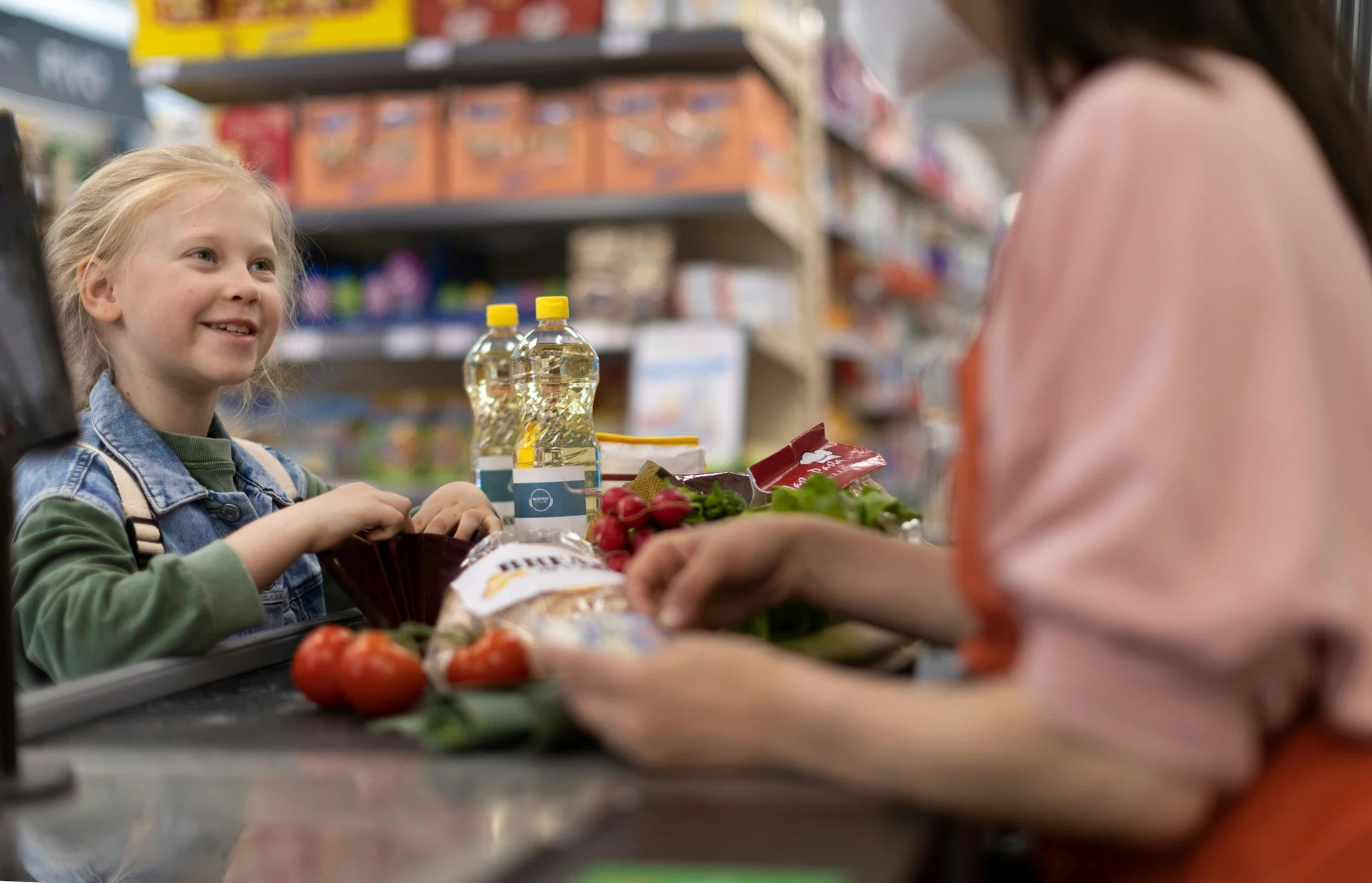 Kolik vydělá v&nbsp;roce 2026 pokladní? Globus a&nbsp;Kaufland platí přes 34&nbsp;000&nbsp;Kč, Billa zaostává. Tabulka srovnání se sousedy