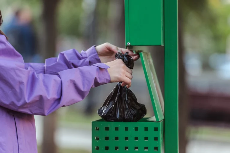 Nová „hovínková“ metoda úklidu šatníku si u&nbsp;Čechů našla své místo: Jediná otázka rozhodne, co ze skříně vyletí