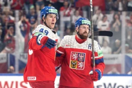 Co používá Filip Hronek na MS 2026: CCM od hlavy k&nbsp;patě, jediné Oakley plexi narušuje monopol. Zjistili jsme, co to stojí