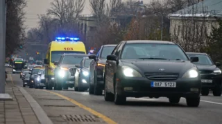 Češi neumí pouštět sanitky, dopouštějí se přitom přestupku za 25&nbsp;000&nbsp;Kč. „Řidiči nám vyhrožují,“ přiznávají záchranáři