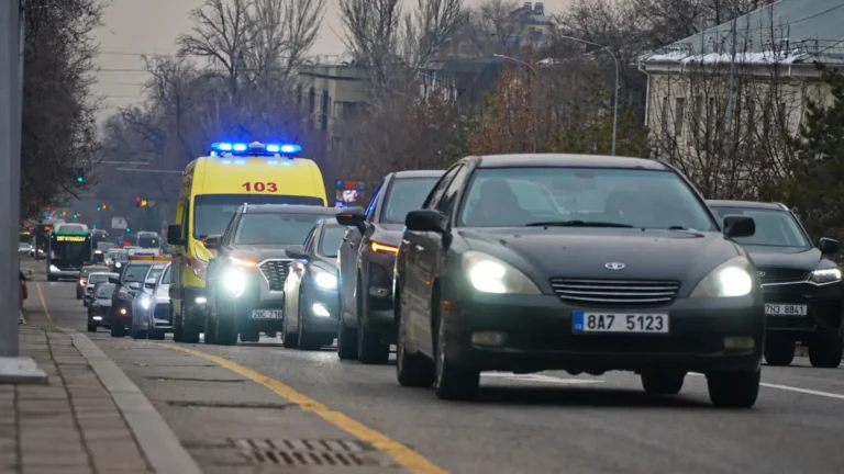 Češi neumí pouštět sanitky, dopouštějí se přitom přestupku za 25&nbsp;000&nbsp;Kč. „Řidiči nám vyhrožují,“ přiznávají záchranáři