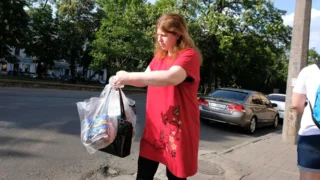 Žena z&nbsp;Olomouce (48) stála před bankou s&nbsp;490&nbsp;000&nbsp;Kč&nbsp;v&nbsp;tašce: Podvodník už čekal, pohromě unikla o&nbsp;vlásek
