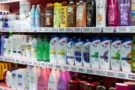 EU varuje před závadnou kosmetikou (2026): Zakázané látky obsahují výrobky Nivea, Garnier i&nbsp;další, kupuje je celá republika