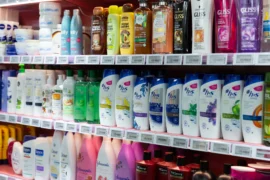 EU varuje před závadnou kosmetikou (2026): Zakázané látky obsahují výrobky Nivea, Garnier i&nbsp;další, kupuje je celá republika