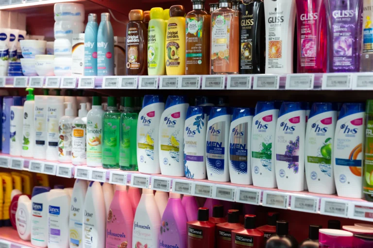 EU varuje před závadnou kosmetikou (2026): Zakázané látky obsahují výrobky Nivea, Garnier i&nbsp;další, kupuje je celá republika
