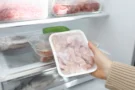 Tohle maso z&nbsp;mrazáku musí pryč: Hovězí přečká rok, drůbež 6 měsíců, tučné ryby jen čtvrt roku
