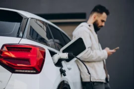 Zákaz nabíjet elektromobily? V&nbsp;Nizozemsku už je to realita. Večerní nabíjení způsobuje přetížení, zákaz se týká i&nbsp;praček
