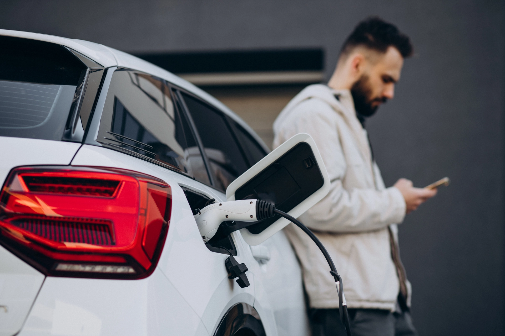 Zákaz nabíjet elektromobily? V&nbsp;Nizozemsku už je to realita. Večerní nabíjení způsobuje přetížení, zákaz se týká i&nbsp;praček