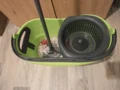 Vyzkoušela jsem 2 internetové triky na mytí podlah. Ocet a&nbsp;aviváž už nezkoušejte, zklamala jsem se za vás