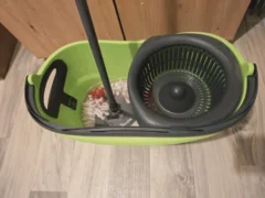 Vyzkoušela jsem 2 internetové triky na mytí podlah. Ocet a&nbsp;aviváž už nezkoušejte, zklamala jsem se za vás