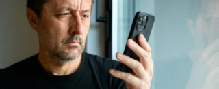 Jak odhalit odposlech mobilu v&nbsp;roce 2026? Špatná výdrž baterie, přehřívání a&nbsp;další 2 znaky naznačují, že máte problém