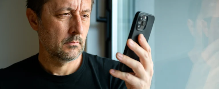 Jak odhalit odposlech mobilu v&nbsp;roce 2026? Špatná výdrž baterie, přehřívání a&nbsp;další 2 znaky naznačují, že máte problém