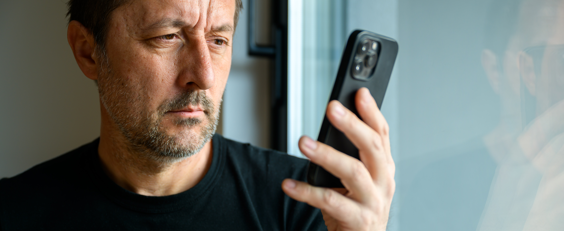 Jak odhalit odposlech mobilu v&nbsp;roce 2026? Špatná výdrž baterie, přehřívání a&nbsp;další 2 znaky naznačují, že máte problém