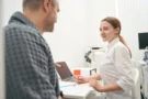 Bílé plomby zdarma a&nbsp;další změny u&nbsp;zubaře v&nbsp;roce 2026: Přehled, který dle průzkumu 50&nbsp;%&nbsp;Čechů zatím nezná