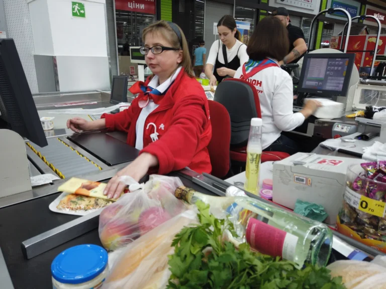 „Tykání zvládnu. Účtenku pro Babiše taky. Po té poslední větě jsem ale poprvé brečela před zákazníky,“ popisuje pokladní Marie