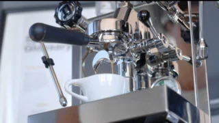 Nejlepší 3 poloautomatické kávovary (květen 2026): V&nbsp;hodnocení vede DeLonghi a&nbsp;Sage, jeden získal ocenění za design