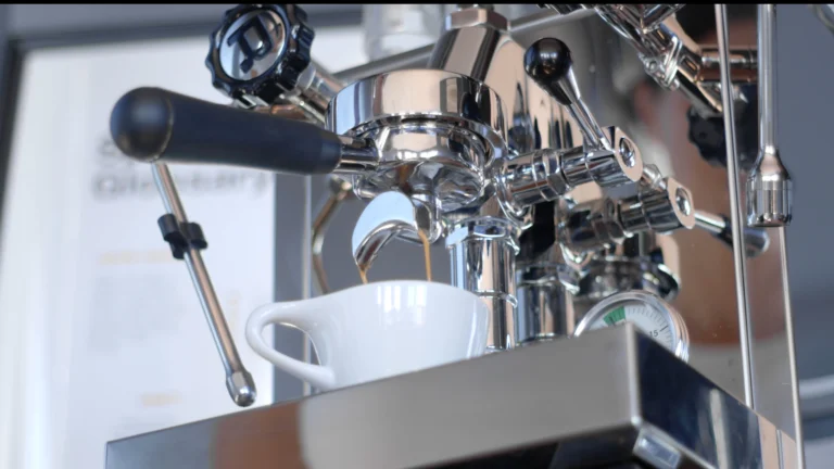 Nejlepší 3 poloautomatické kávovary (květen 2026): V&nbsp;hodnocení vede DeLonghi a&nbsp;Sage, jeden získal ocenění za design