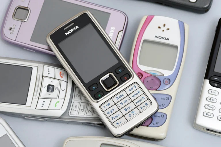 Vzpomínáme: Retro mobily, které měl skoro každý Čech. Nokia 3310 nebo Sony Ericsson K750i dnes můžou mít hodnotu