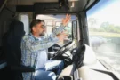 „Senioři už by řídit neměli!“ rozčilují se mladí. Statistiky nehod ale ukazují jiný obrázek, zlom přichází v&nbsp;75 letech