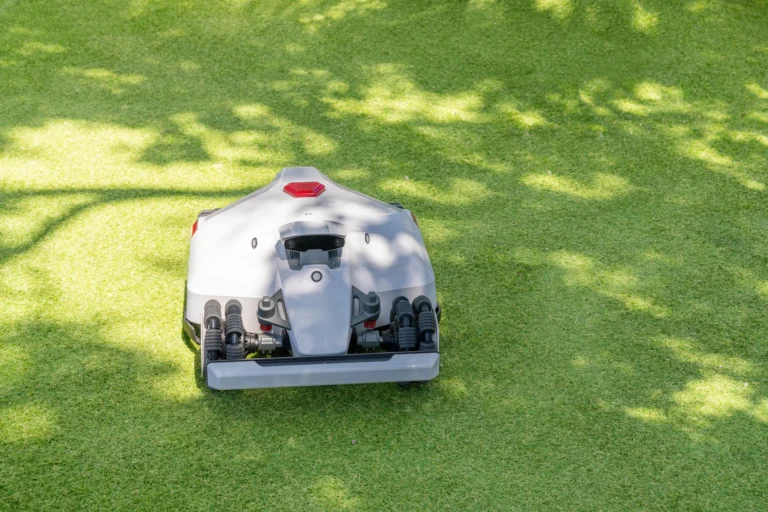 3 nejlepší robotické sekačky (květen 2026): U&nbsp;lidí&nbsp;vede Mammotion, skvěle hodnocená je i&nbsp;sekačka za 10&nbsp;000&nbsp;Kč