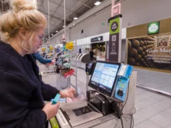 Nová metoda krádeží v&nbsp;supermarketech (2026): Prodavačky jsou bezradné z&nbsp;koordinovaných dvojic zlodějů